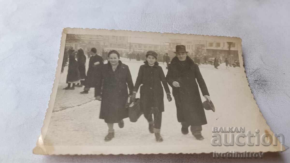 Centrul Sofia, bărbat, femeie și o fată tânără în Piața Sf. Nedelya iarna