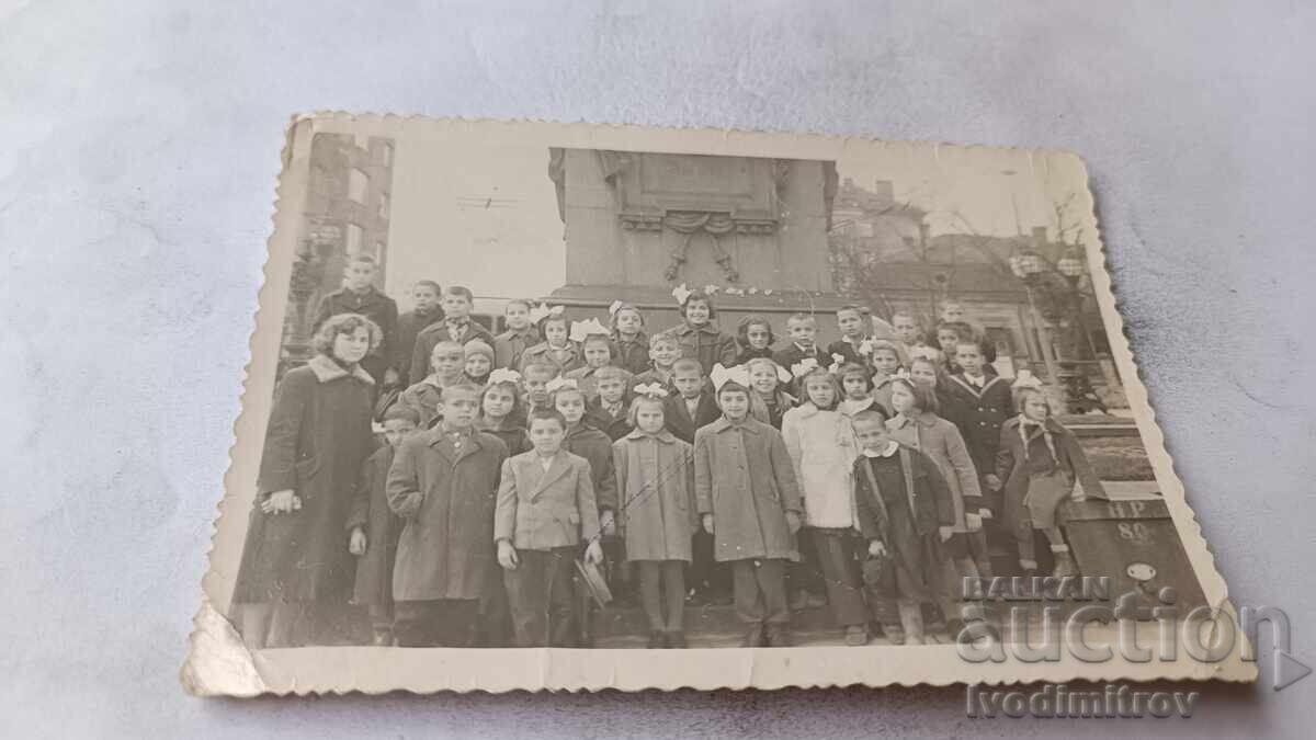 Φωτογραφία Σόφια Μαθητές και δασκάλα μπροστά από το μνημείο του Β. Λέφσκι Φωτογραφία Σόφια Μαθητές και δασκάλα μπροστά από το μνημείο του Β. Λέφσκι