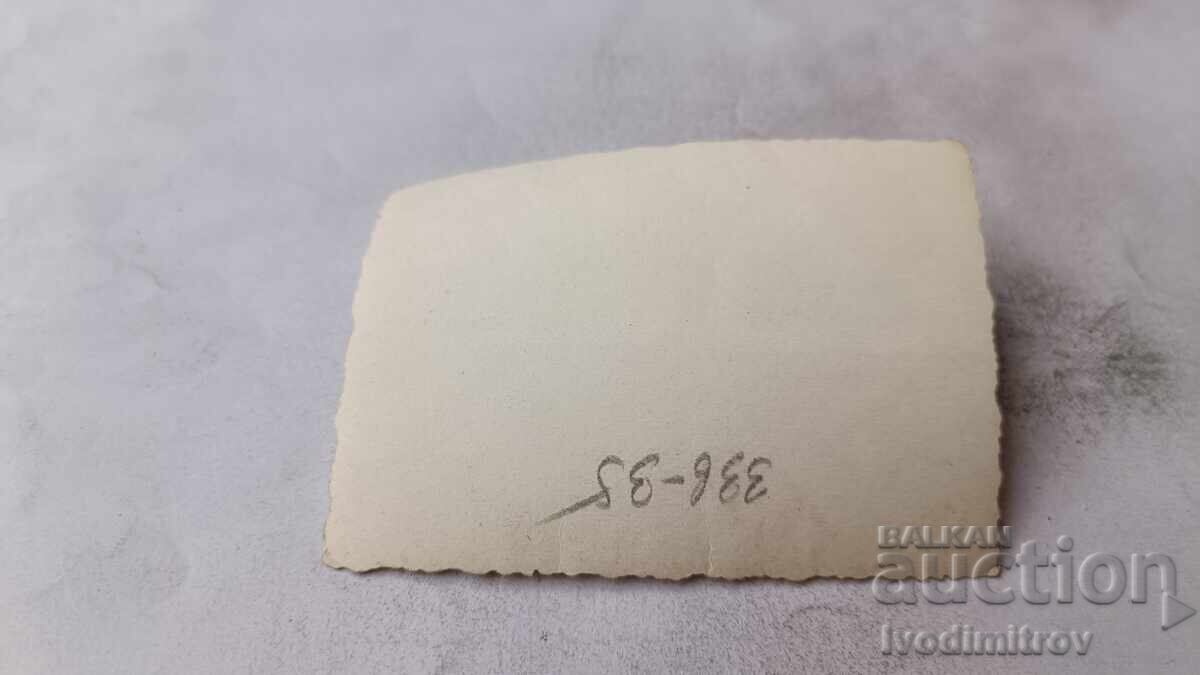 Φωτογραφία Βάρνα Άνδρας και νεαρή κοπέλα στην είσοδο του Θαλασσινού Κήπου με τιμή € 0.88 | 1.72 BGN