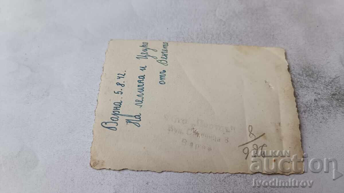 Fotografie Varna Fată tânără la plimbare cu preț € 1.34 | 2.62 BGN