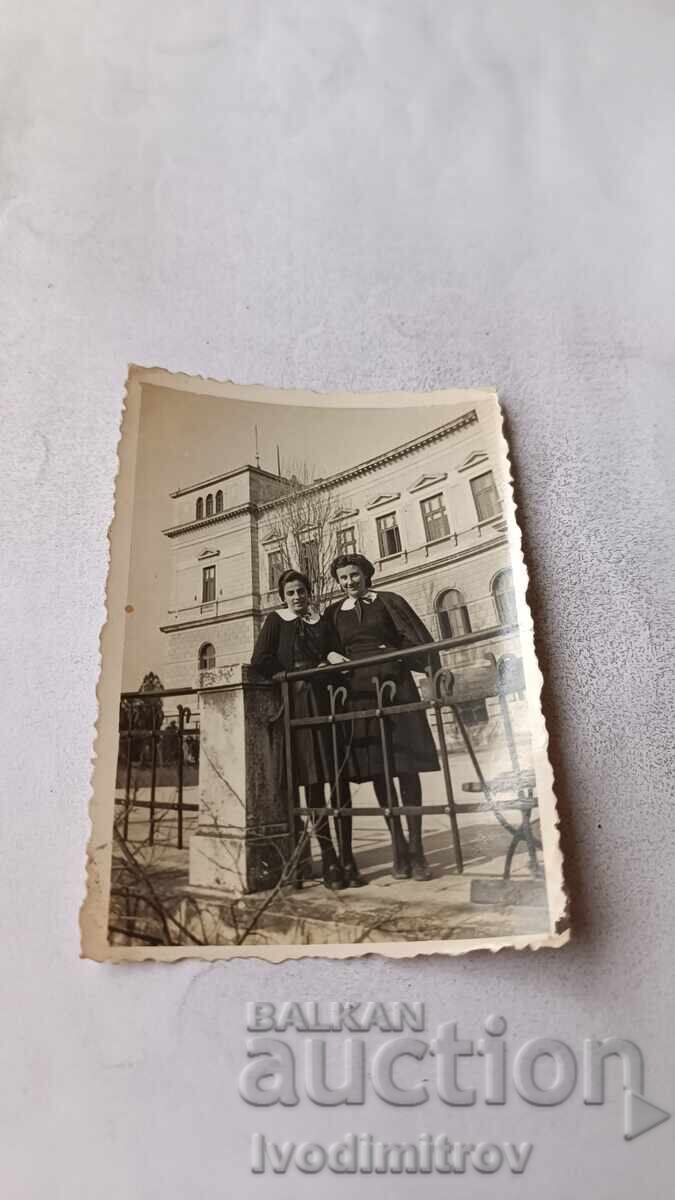 Fotografie Varna Două eleve pe trotuar