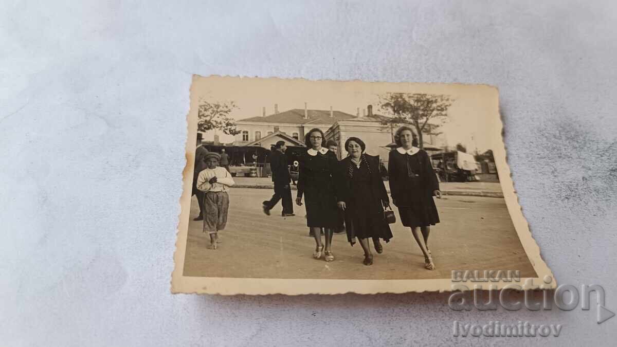 Fotografie Varna Femeie și două fete tinere la plimbare Fotografie Varna Femeie și două fete tinere la plimbare