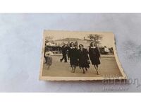 Fotografie Varna Femeie și două fete tinere la plimbare