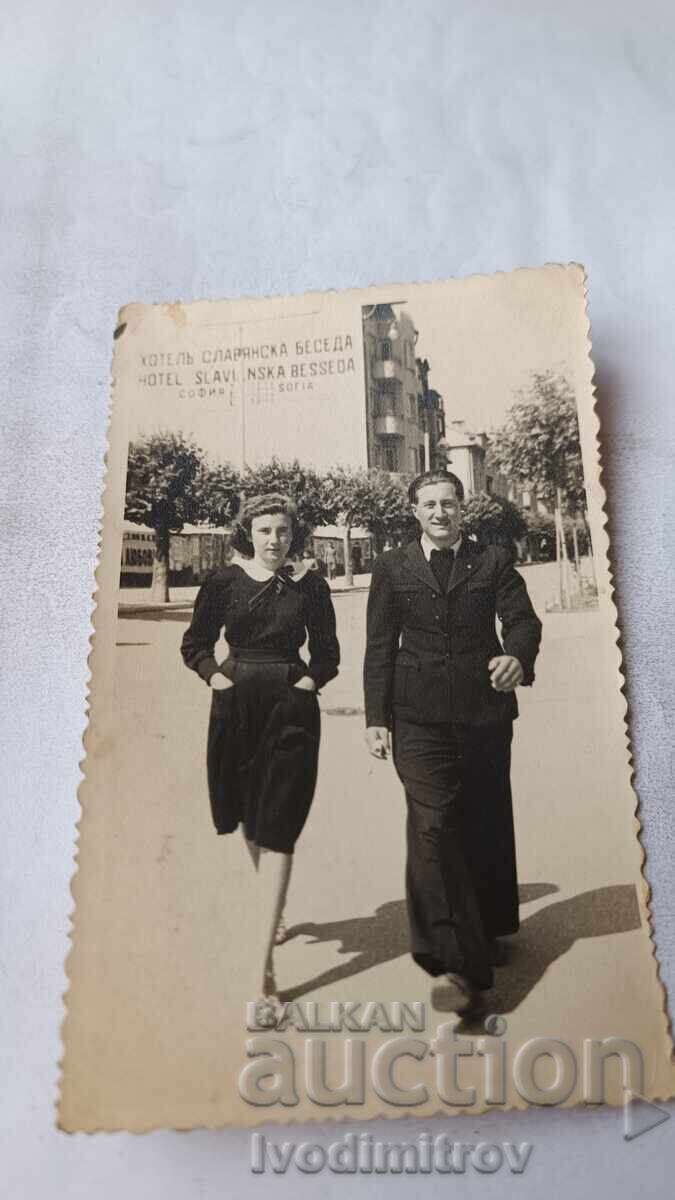 Photo Varna Young man and young woman on a walk Photo Varna Young man and young woman on a walk