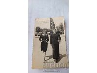 Photo Varna Young man and young woman on a walk