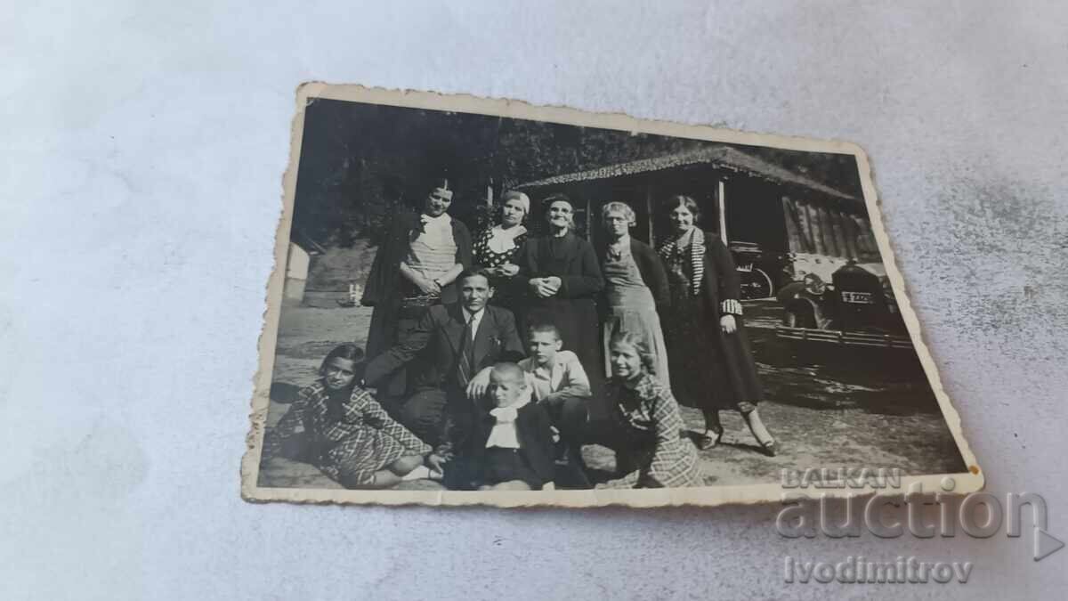 Φωτογραφία άνδρες γυναίκες και παιδιά στη Μονή Αγίας Τριάδος Φωτογραφία άνδρες γυναίκες και παιδιά στη Μονή Αγίας Τριάδος