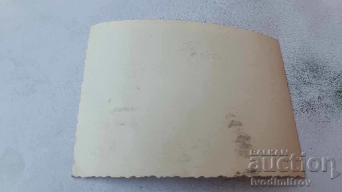 Φωτογραφία Νέος και κοπέλα με ρετρό ποδήλατα στον δρόμο με τιμή € 0.87 | 1.70 BGN