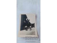 Φωτογραφία Νέος και κοπέλα με ρετρό ποδήλατα στον δρόμο