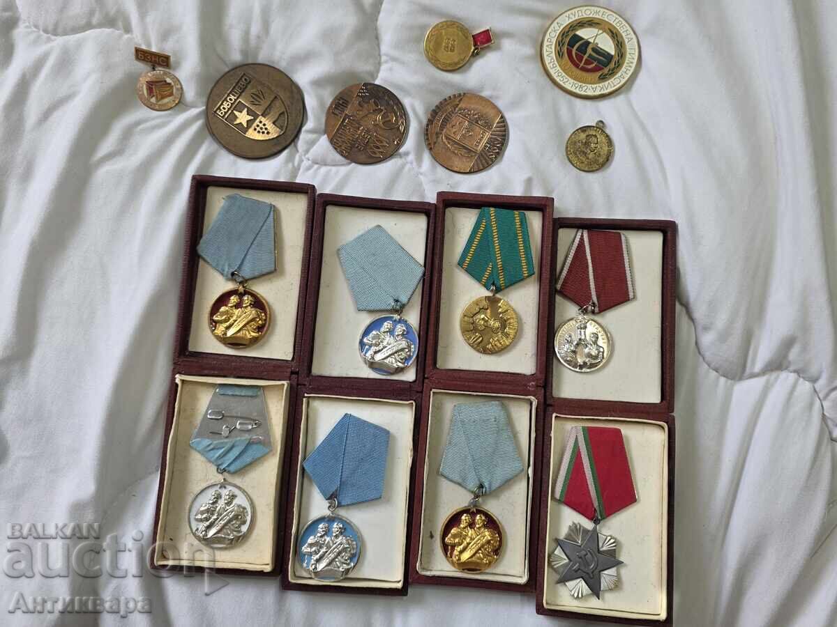 Set uriaș de ordine și insigne