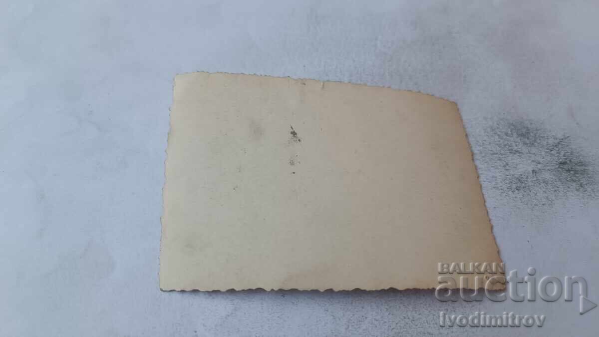 Φωτογραφία Νεαρός και δύο κοπέλες με ρετρό ποδήλατο στον δρόμο με τιμή € 0.87 | 1.70 BGN