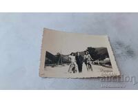 Φωτογραφία Νεαρός και δύο κοπέλες με ρετρό ποδήλατο στον δρόμο