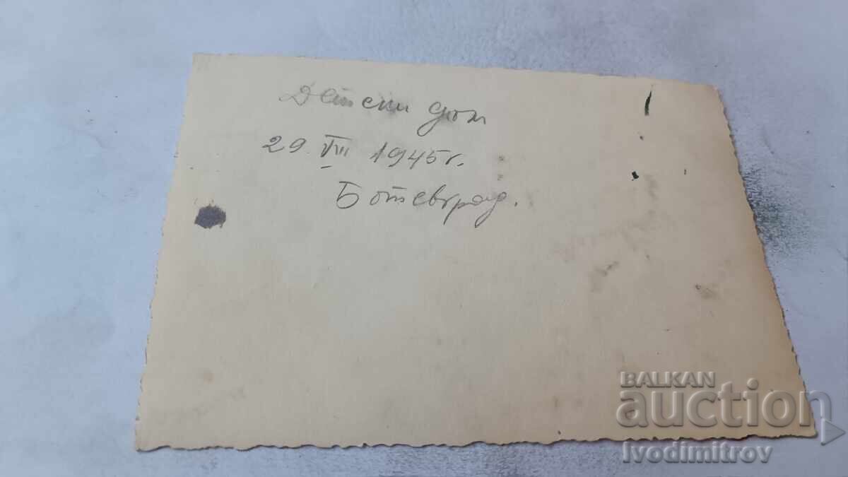 Fotografie Botevgrad Copii de la orfelinat cu educatorii lor cu preț € 1.17 | 2.29 BGN Fotografie Botevgrad Copii de la orfelinat cu educatorii lor cu preț € 1.17 | 2.29 BGN