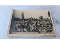 Φωτογραφία Μπότεβγκραντ Παιδιά από το ορφανοτροφείο με τους παιδαγωγούς τους