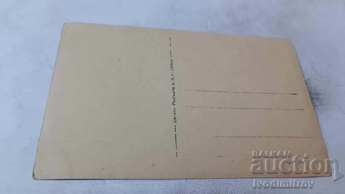 Снимка Офицери и млади жени и мъж с цигулка на шосето П С В с цена € 1.47 | 2.88 лв.