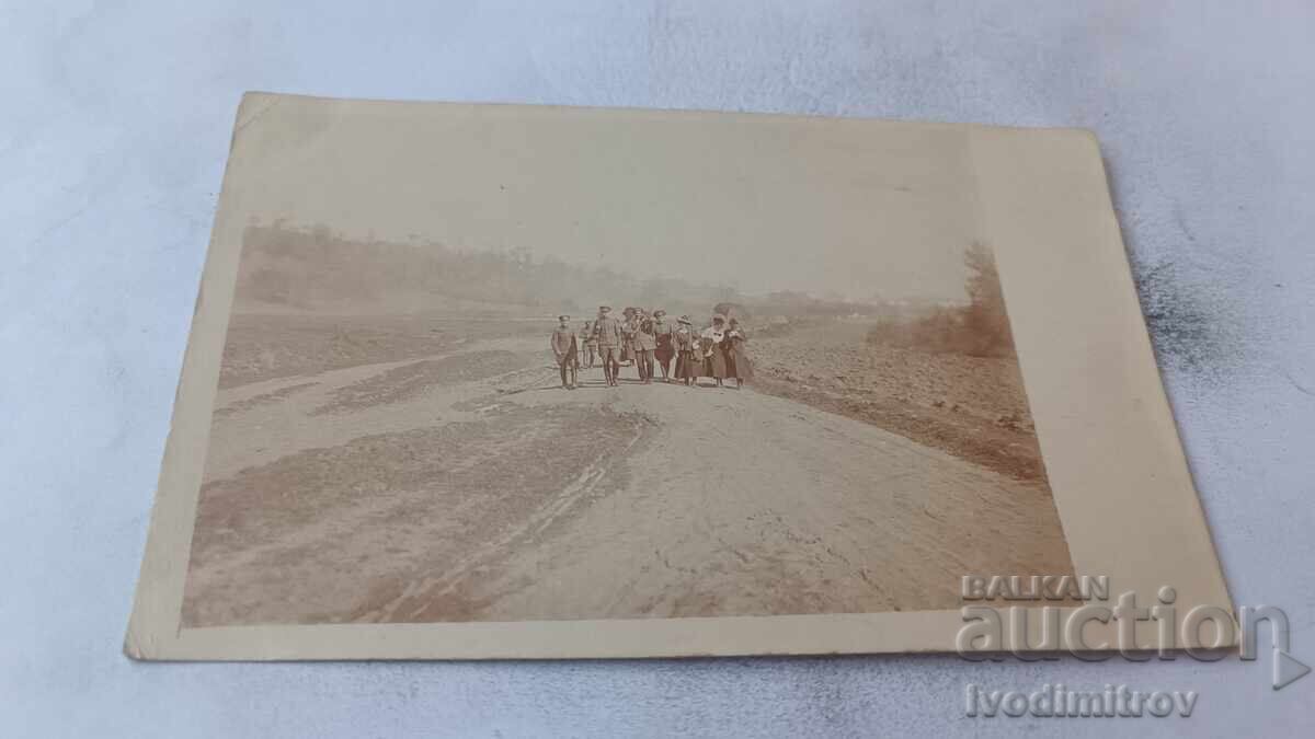 Снимка Офицери и млади жени и мъж с цигулка на шосето П С В