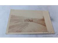 Снимка Офицери и млади жени и мъж с цигулка на шосето П С В