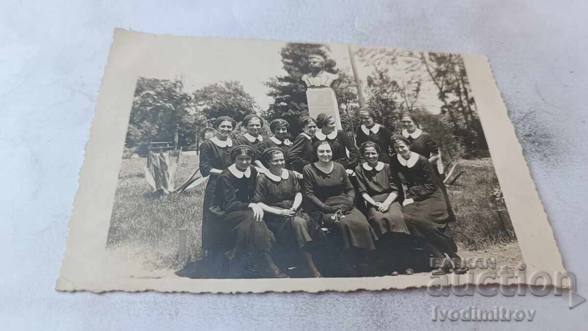 Φωτογραφία Καρνομπάτ Μαθήτριες μπροστά από το μνημείο του Σλαβ Μερτζάνοφ 1936 Φωτογραφία Καρνομπάτ Μαθήτριες μπροστά από το μνημείο του Σλαβ Μερτζάνοφ 1936