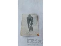 Снимка Мъж с плавници на брега на морето