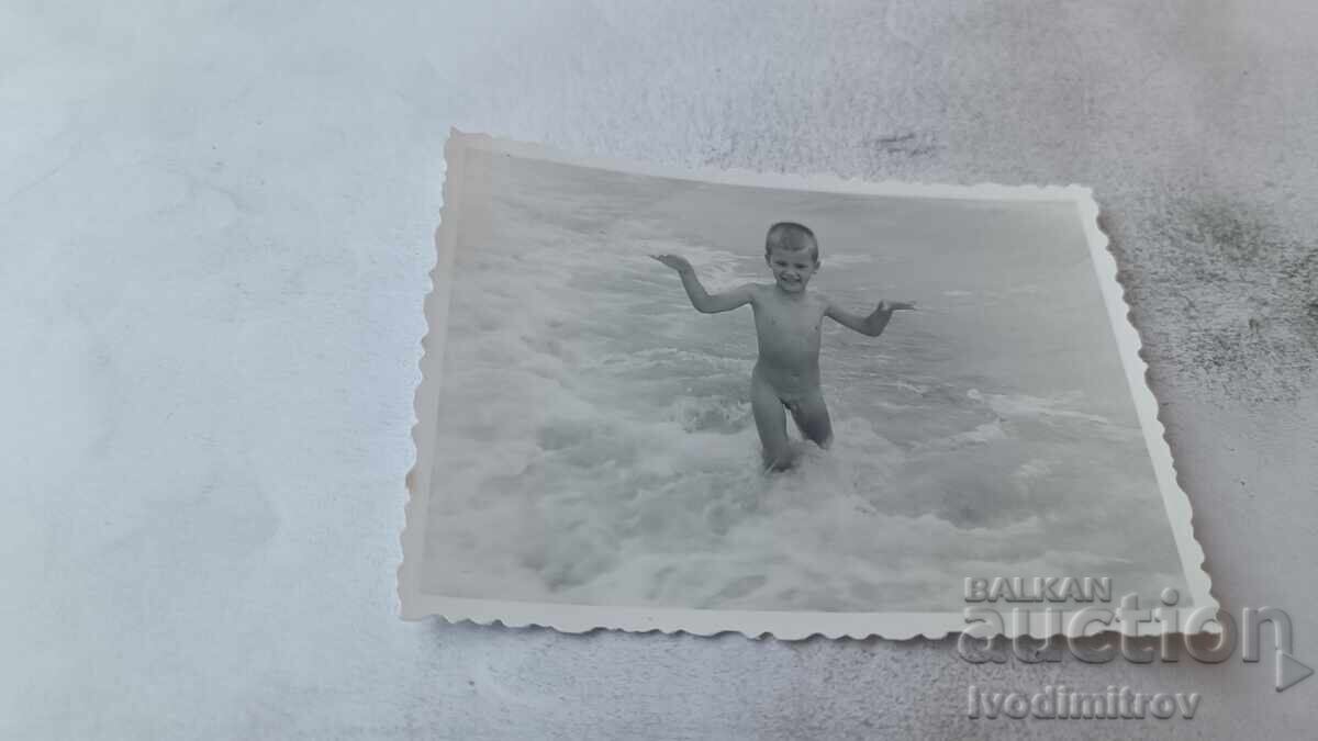 Φωτογραφία αγοράκι στην ακροθαλασσιά