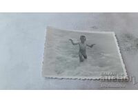 Φωτογραφία αγοράκι στην ακροθαλασσιά