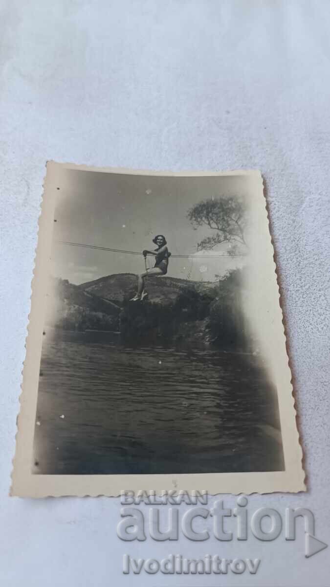 Fotografie stație Lukovo Tânără fată deasupra râului Iskar 1953