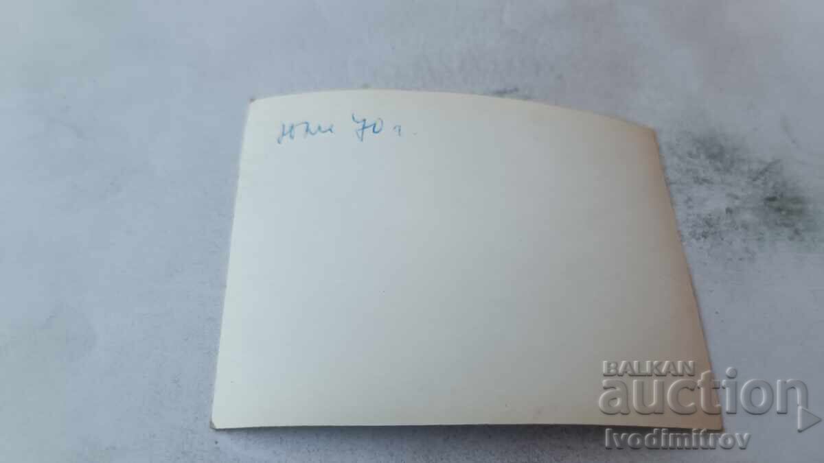 Fotografie femeie pe malul mării 1970 cu preț € 0.87 | 1.70 BGN