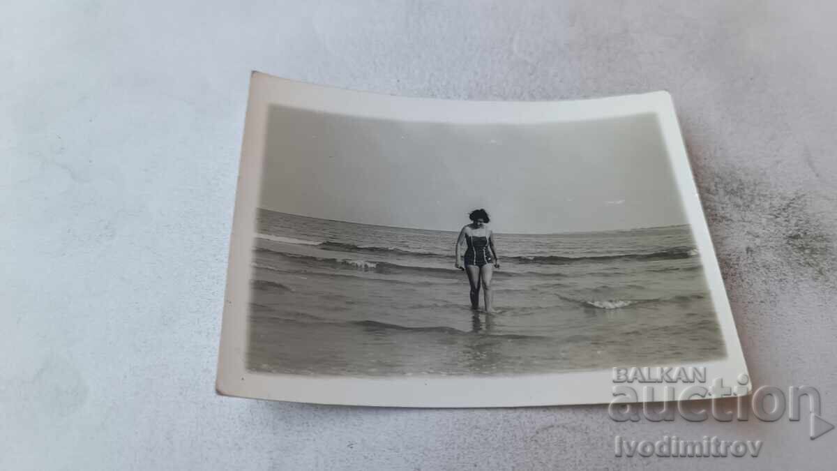 Fotografie femeie pe malul mării 1970