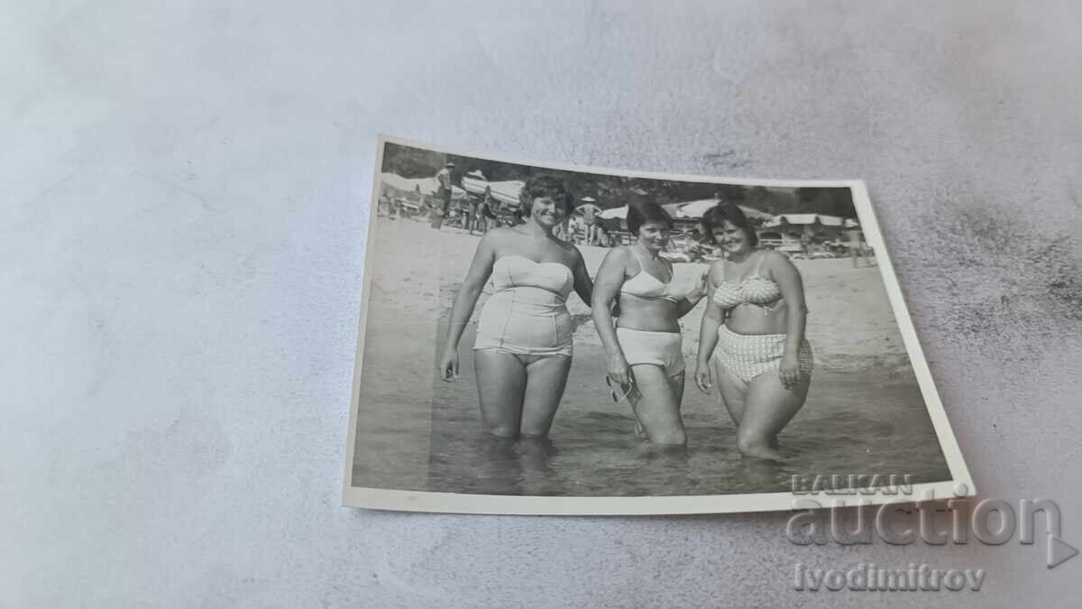 Fotografie Trei femei pe malul mării