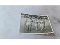 Fotografie Trei femei pe malul mării