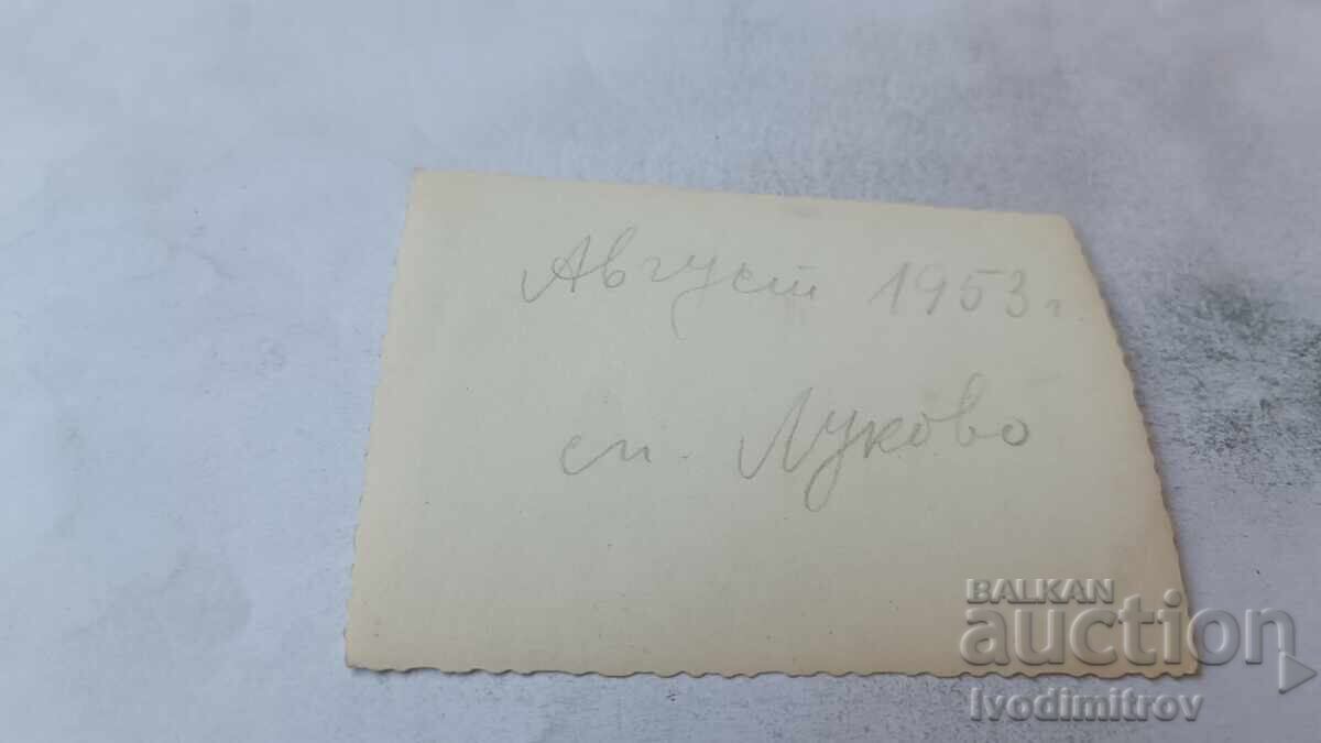 Stația de cale ferată Lukovo, tineri și tinere pe lângă râul Iskar, 1953 cu preț € 1.17 | 2.29 BGN