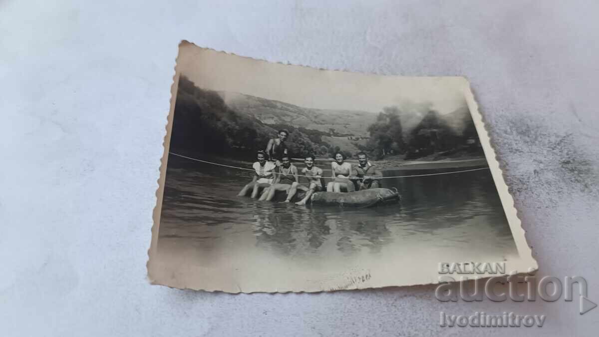 Stația de cale ferată Lukovo, tineri și tinere cu barca pe râul Iskar, 1953