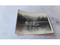 Stația de cale ferată Lukovo, tineri și tinere cu barca pe râul Iskar, 1953