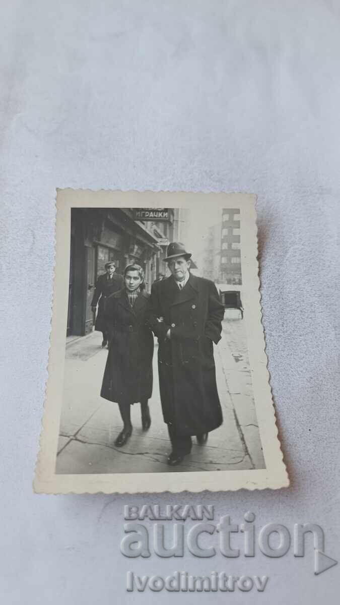 Φωτογραφία Σόφια Άνδρας και νεαρή κοπέλα στην πλατεία Σλαβεϊκόφ Φωτογραφία Σόφια Άνδρας και νεαρή κοπέλα στην πλατεία Σλαβεϊκόφ