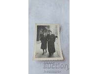 Φωτογραφία Σόφια Άνδρας και νεαρή κοπέλα στην πλατεία Σλαβεϊκόφ