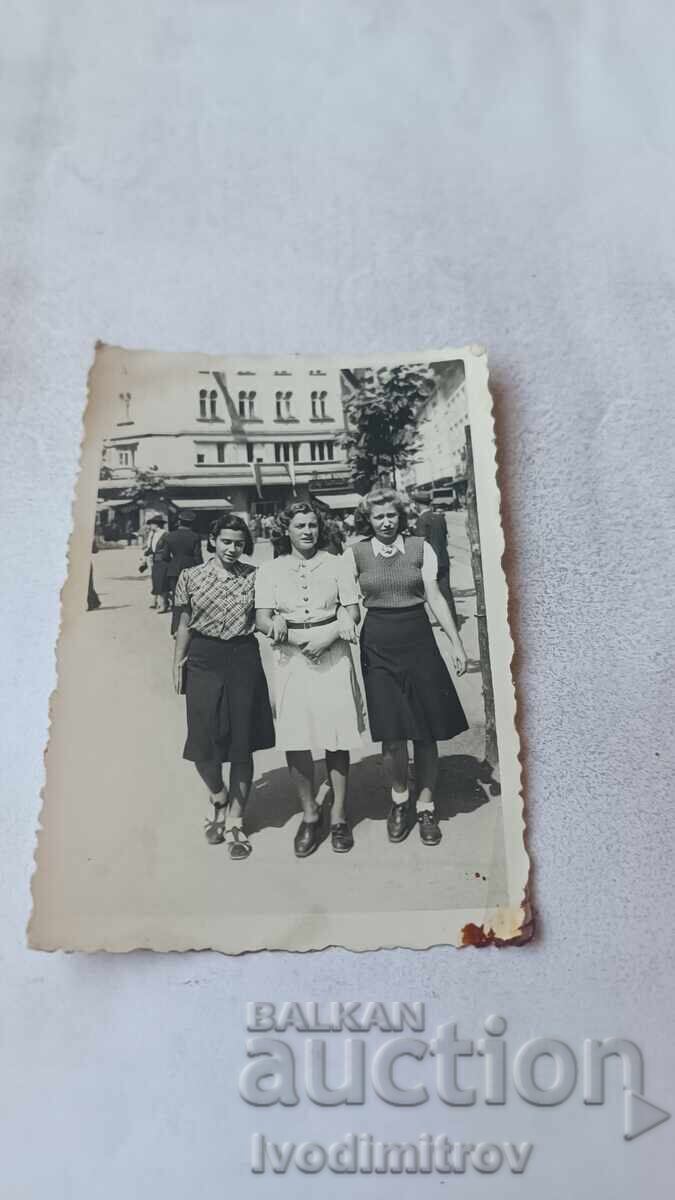 Photo Sofia Three young girls at Slaveykov Square