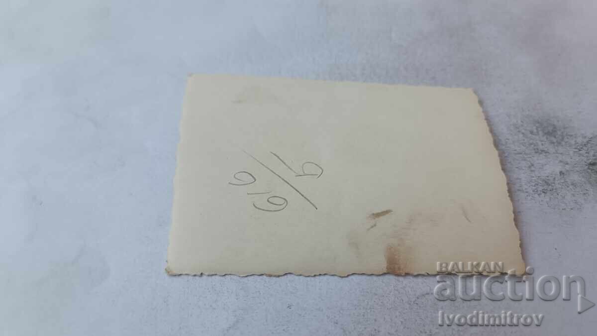 Φωτογραφία Σόφια Δύο παιδιά με ρετρό παιδικό καρότσι στο πεζοδρόμιο με τιμή € 0.88 | 1.72 BGN