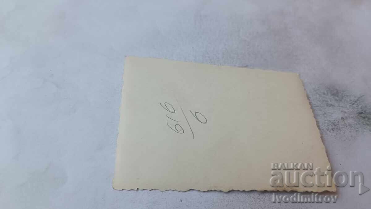 Fotografie Sofia Femeie și copii cu un cărucior retro pe trotuar cu preț € 0.96 | 1.88 BGN Fotografie Sofia Femeie și copii cu un cărucior retro pe trotuar cu preț € 0.96 | 1.88 BGN