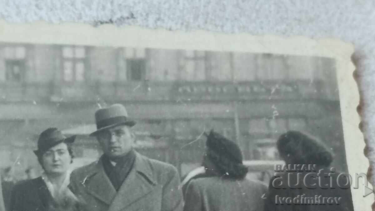 Fotografie Sofia Bărbați și femei la plimbare cu preț € 1.17 | 2.29 BGN