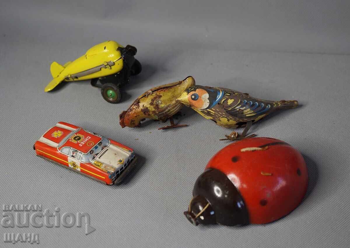 Lot jucării mecanice vechi: figurine pui, mașină, avion