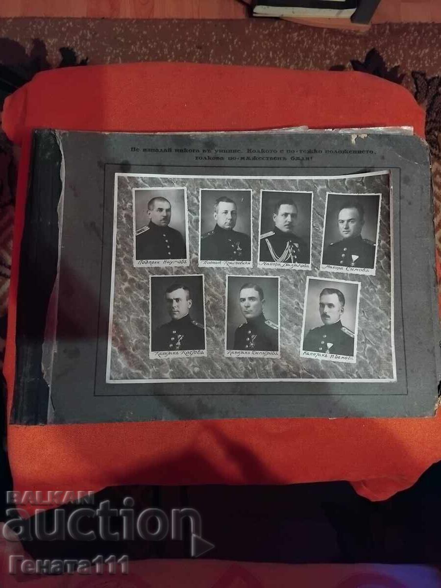 Album militar cu fotografii ale ofițerilor și soldaților Album militar cu fotografii ale ofițerilor și soldaților