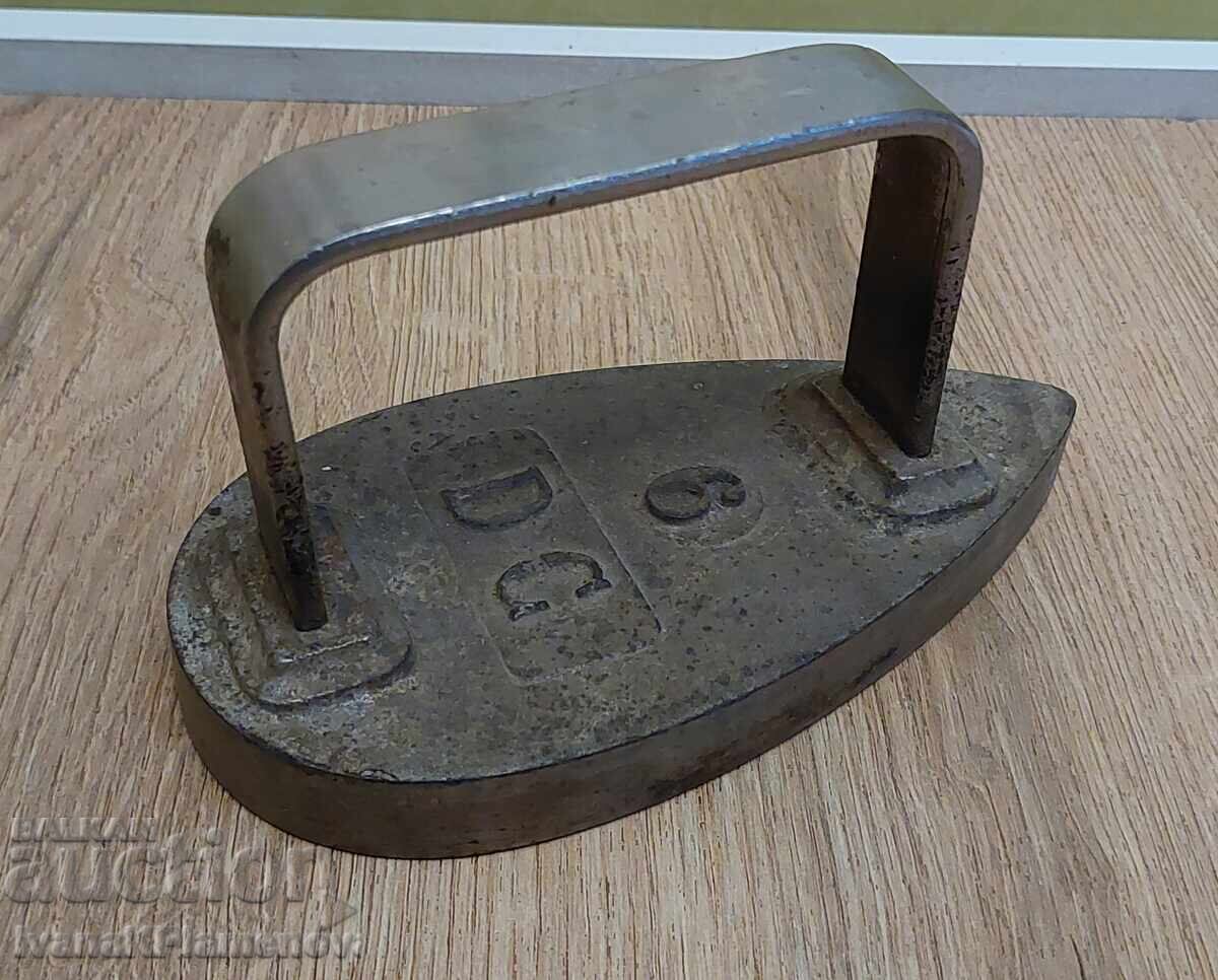 Licitație Fier de călcat retro pentru colecționari Licitație Fier de călcat retro pentru colecționari