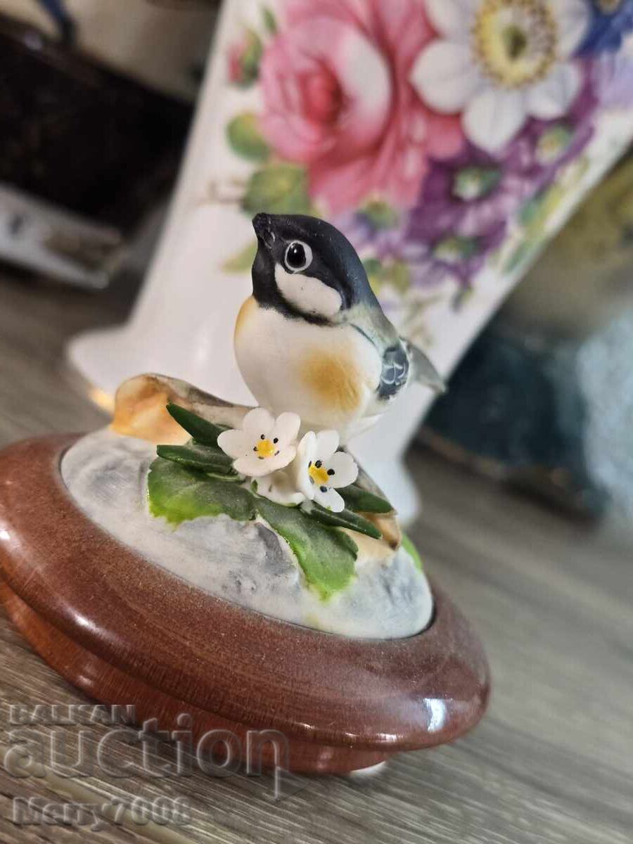 Аукцион Изящна порцеланова музикална фигурка на пеещо птиченце,! Аукцион Изящна порцеланова музикална фигурка на пеещо птиченце,!