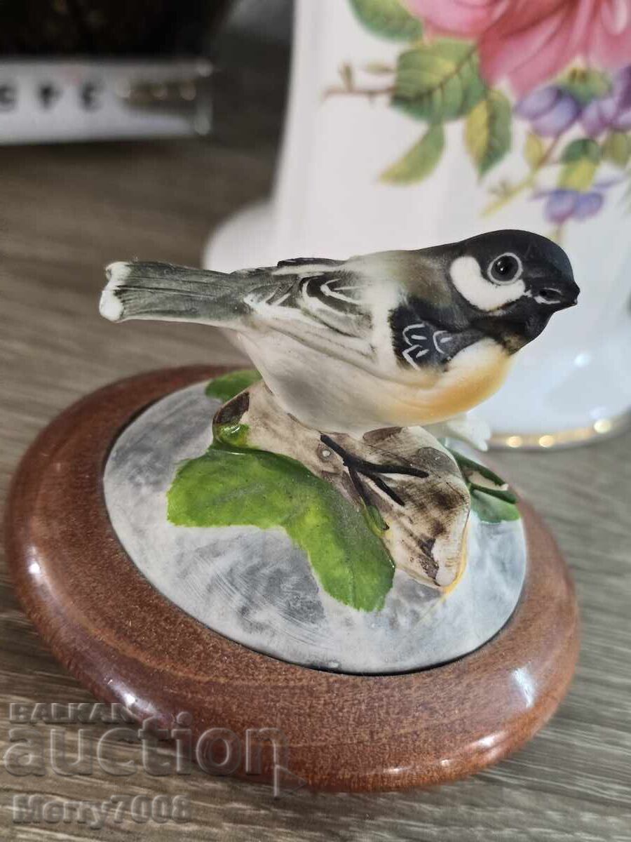 Изящна порцеланова музикална фигурка на пеещо птиченце,! Изящна порцеланова музикална фигурка на пеещо птиченце,!