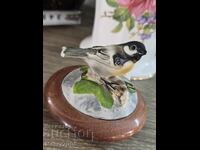 Изящна порцеланова музикална фигурка на пеещо птиченце,!
