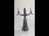 Statuetă din bronz a unei zeițe minoice cu șerpi, asociată