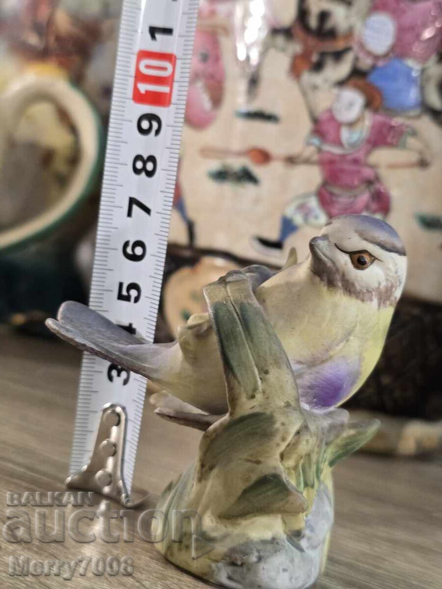 Κομψή πορσελάνινη φιγούρα !!!