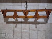 Cuier vechi primitiv din lemn și fier forjat