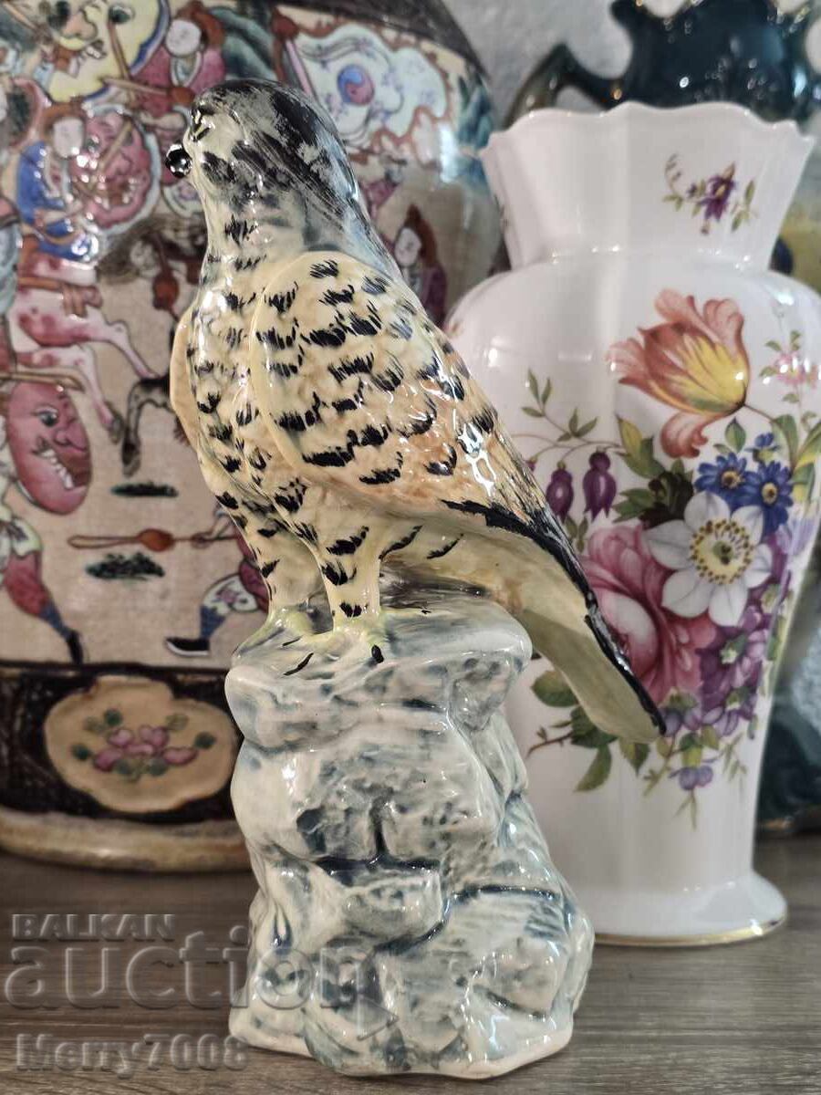 Auction  Exquisite porcelain hawk figurine!