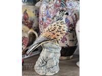 Figurină rafinată din porțelan reprezentând un șoim!