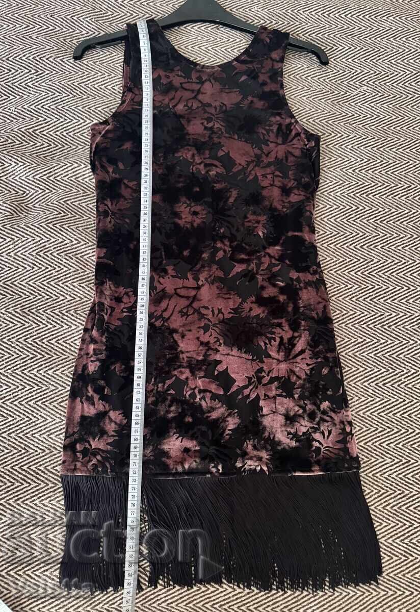 Εντυπωσιακό φόρεμα με κρόσσια Εντυπωσιακό φόρεμα με κρόσσια